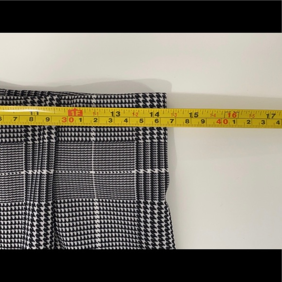 SIZE SMALL BLACK AND WHITE PATTERNED PENCIL SKIRT - Picture 6 of 7